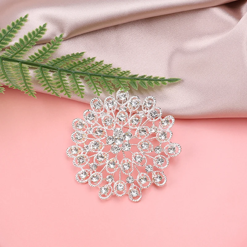Ladies Snowflake Brooch Simple and Elegant Rhinestone Hollow Brooch Matching Sweater Coat Scarf Dress Wedding Party Brooch Pin 
Ladies Snowflake Brooch Simple and Elegant Rhinestone Hollow Brooch Matching Sweater Coat Scarf Dress Wedding Party Brooch Pin