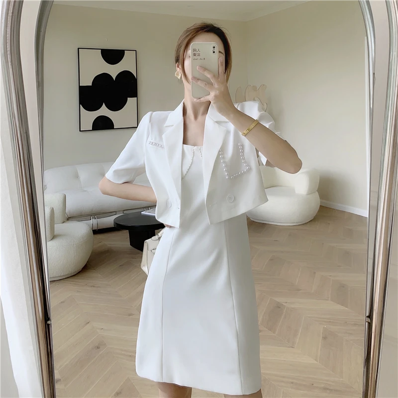 Suit Jacket Women 2021 Summer New White Design Sense Short Sleeve Small Suit Thin Short Top+ Strap Dress Ladies Two Pice Set
Suit Jacket Women 2021 Summer New White Design Sense Short Sleeve Small Suit Thin Short Top+ Strap Dress Ladies Two Pice Set