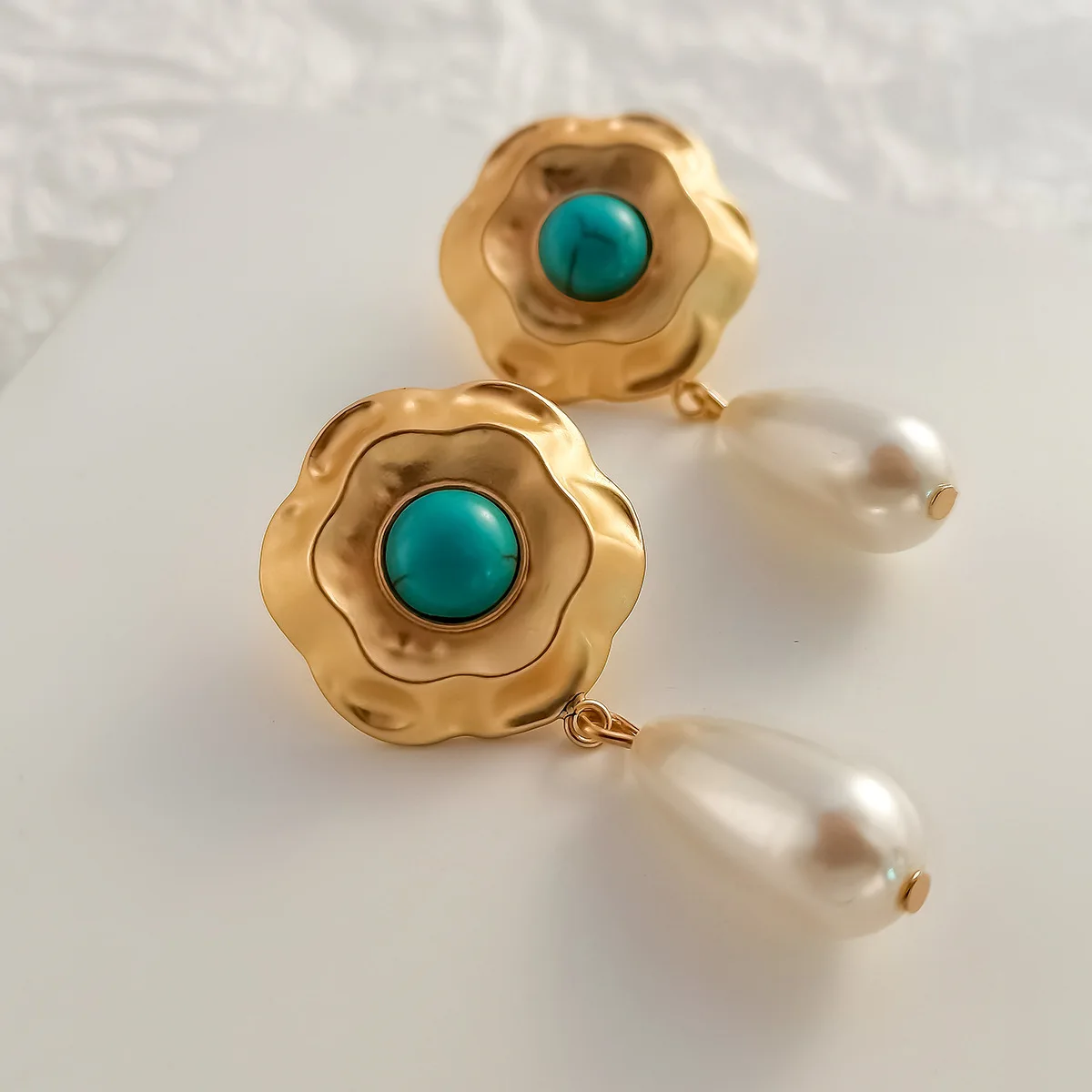 Vintage Gold Baroque Pearls Green Stone Drop Dangle Earrings Rainbow Crystals Trendy Women Bridal Fashion Wedding Earrings
Vintage Gold Baroque Pearls Green Stone Drop Dangle Earrings Rainbow Crystals Trendy Women Bridal Fashion Wedding Earrings