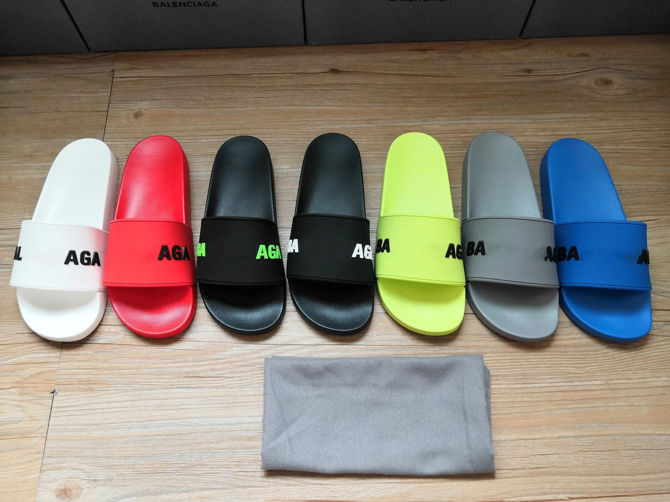 LuXury 2020 summer breathable flip flop men's outdoor antiskid beach brand women's slippers flat shoes grey letter slippers35-46
LuXury 2020 summer breathable flip flop men's outdoor antiskid beach brand women's slippers flat shoes grey letter slippers35-46