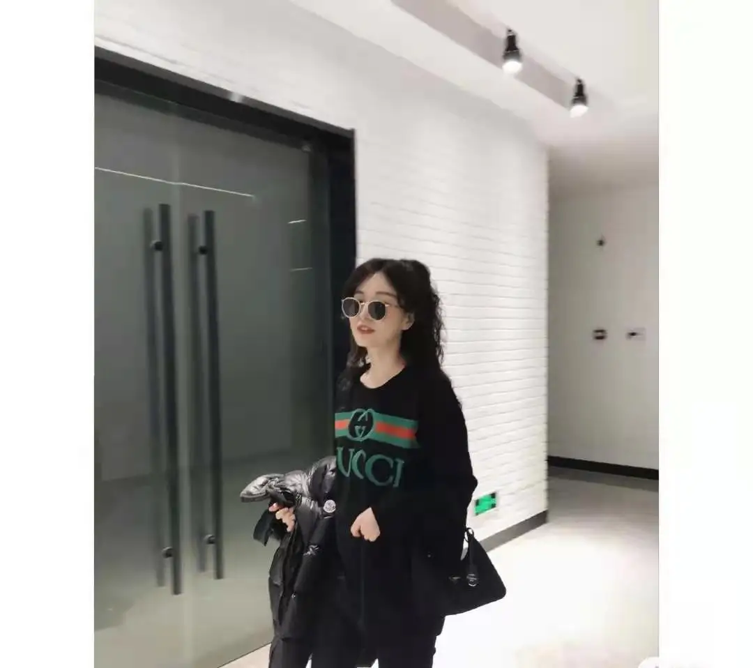 2021 new fashion trend joker sweatshirt lovers shirt men and women with the same bloggers with the same
2021 new fashion trend joker sweatshirt lovers shirt men and women with the same bloggers with the same