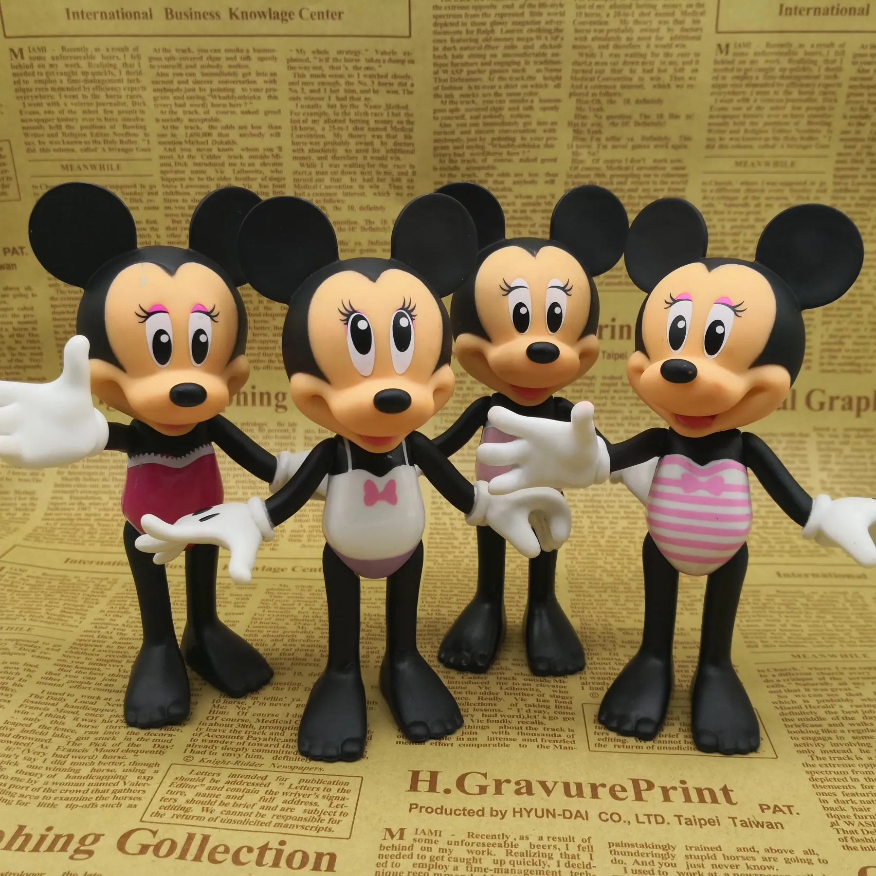 1PCS 13.5cm Genuine Disney Mickey Mouse Mickey Minnie movable doll model ornaments toy collection ornaments
1PCS 13.5cm Genuine Disney Mickey Mouse Mickey Minnie movable doll model ornaments toy collection ornaments