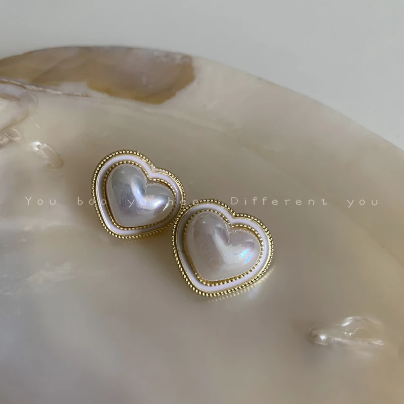 Luxury Baroque Pearl Stud Earrings Female High-End French Retro Earrings Hepburn Exquisite Autumn And Winter Jewelry
Luxury Baroque Pearl Stud Earrings Female High-End French Retro Earrings Hepburn Exquisite Autumn And Winter Jewelry