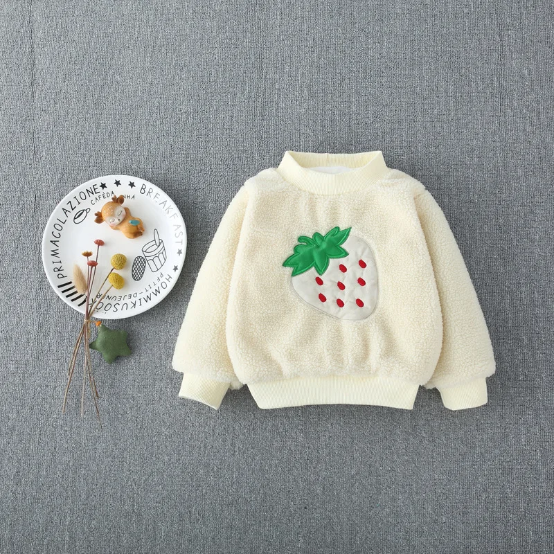 Зимний теплый утепленный флисовый пуловер с клубничкой для маленьких девочек