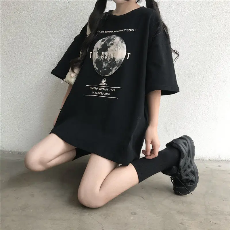 Women Loose Black T-shirts Gothic Grunge Punk Harajuku Moon Peinted T-shirts Halloween Party dropshipping Tops Female T-shirt
Women Loose Black T-shirts Gothic Grunge Punk Harajuku Moon Peinted T-shirts Halloween Party dropshipping Tops Female T-shirt