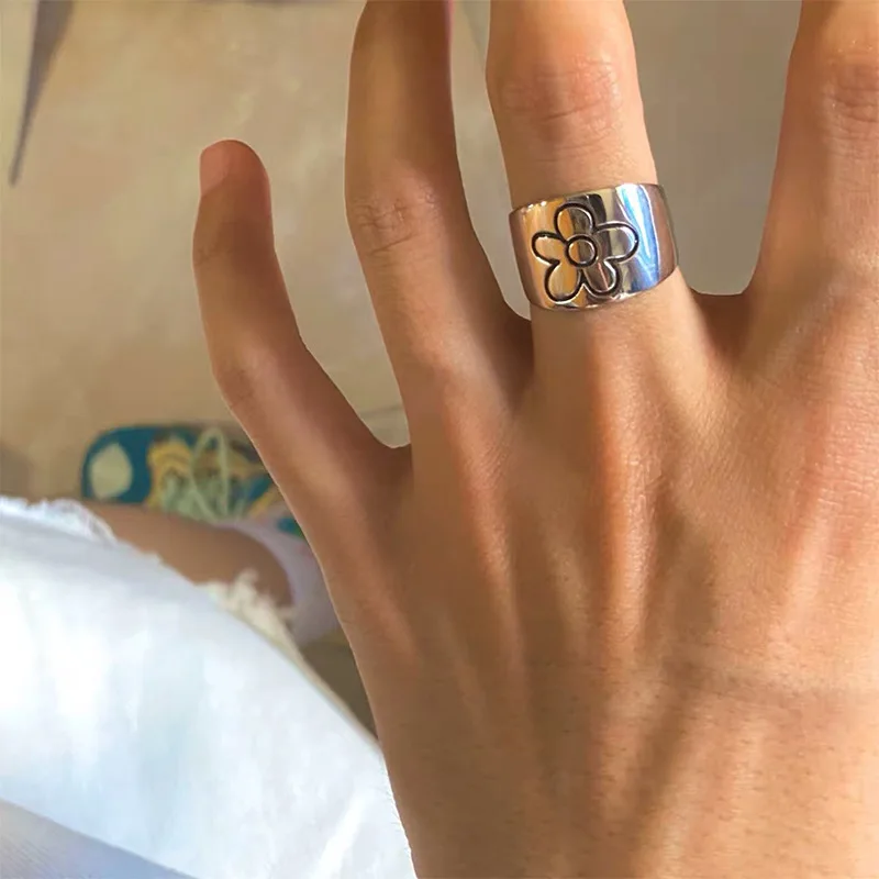 New Delicate Korean Style Flower Rings for Women Punk Trendy Vintage Plum Blossom Ring Small Daisy Flower Party Couple Rings
New Delicate Korean Style Flower Rings for Women Punk Trendy Vintage Plum Blossom Ring Small Daisy Flower Party Couple Rings