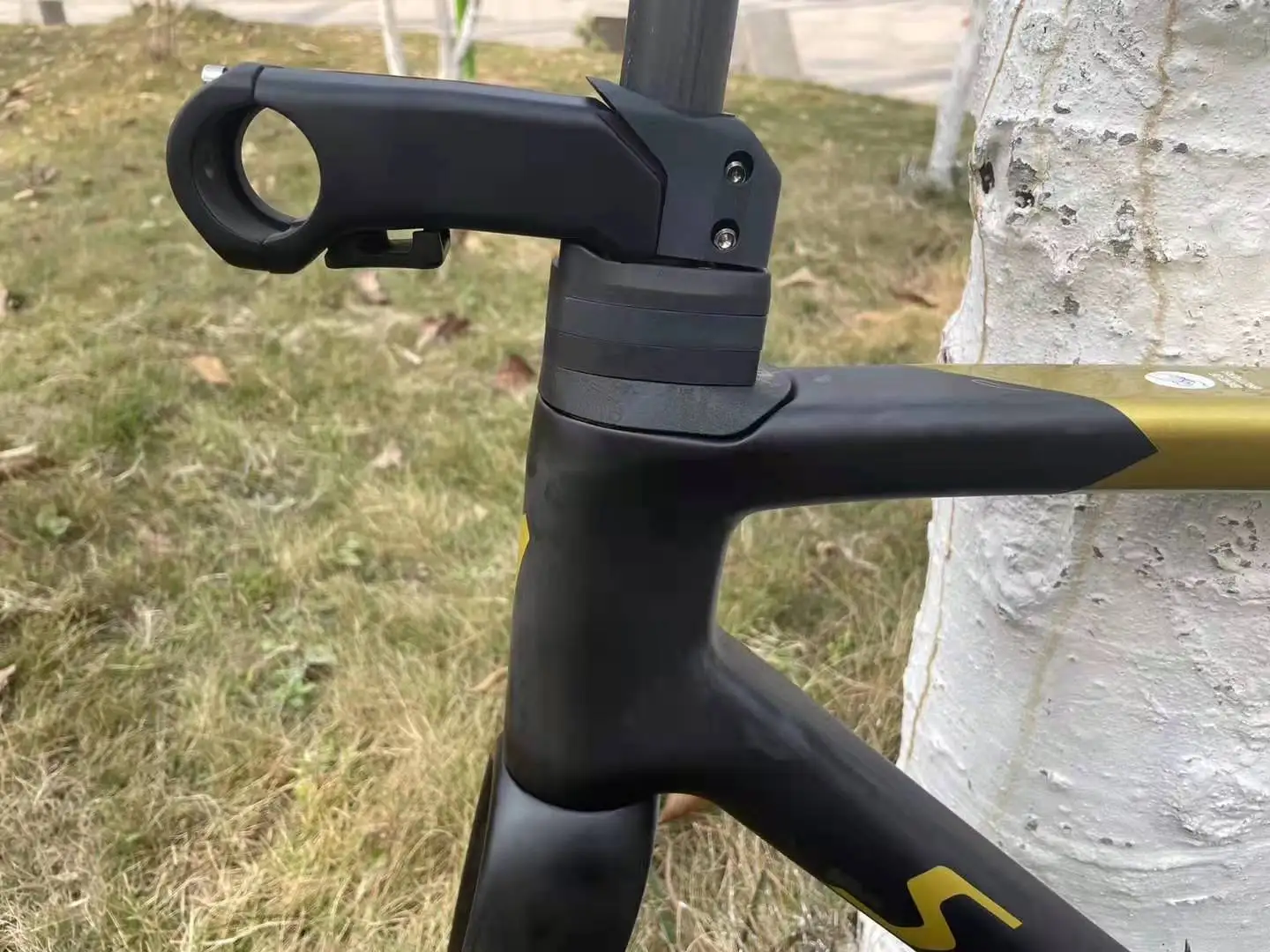 2021 New carbon road bike frame BSA thread bottom compatible Di2 group 700C carbon road bicyle frames thru axle 100*12 142x12mm
2021 New carbon road bike frame BSA thread bottom compatible Di2 group 700C carbon road bicyle frames thru axle 100*12 142x12mm