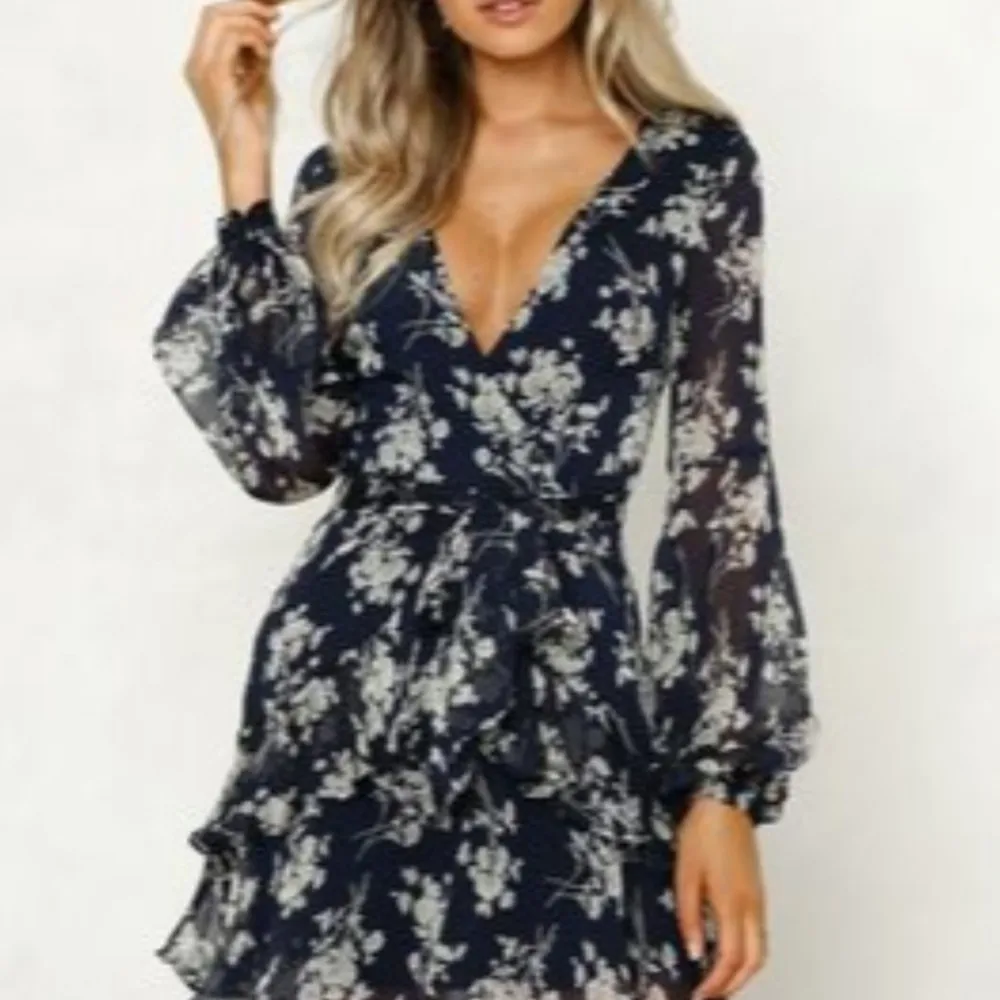 Women Bohemian Print Pleated Vacation Dress Lady Casual Loose Sexy Deep V Neck Lantern Sleeve A-Line Sundress Beach Mini Dress
Women Bohemian Print Pleated Vacation Dress Lady Casual Loose Sexy Deep V Neck Lantern Sleeve A-Line Sundress Beach Mini Dress
