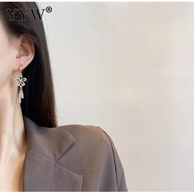 European And American Retro Flower Earrings Niche Design And High-End Earrings Cold Wind Earrings For Wedding Or Party For Woman
European And American Retro Flower Earrings Niche Design And High-End Earrings Cold Wind Earrings For Wedding Or Party For Woman