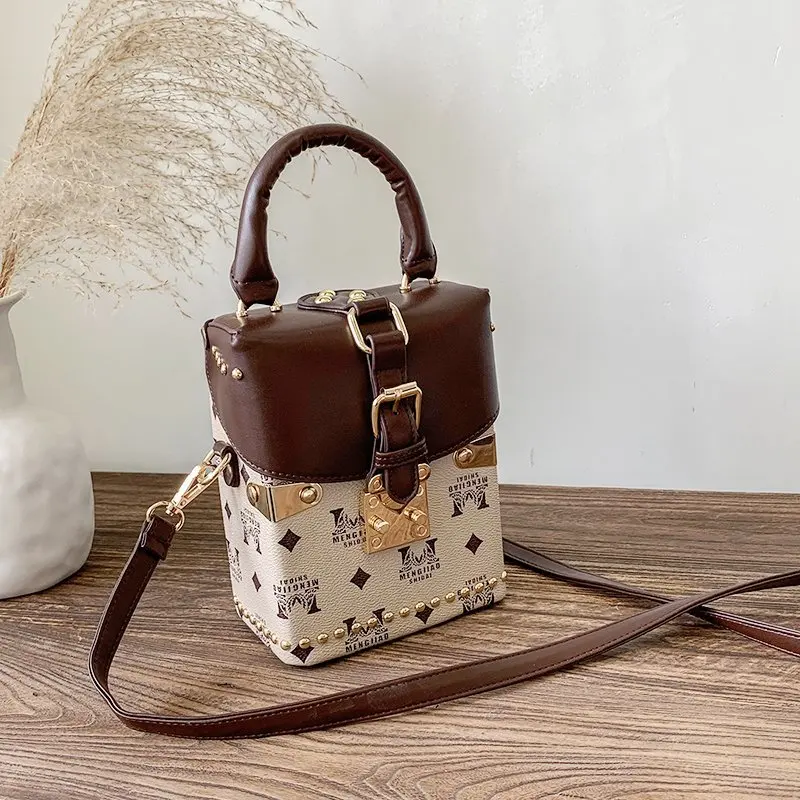 Small Box Leather Bags 2021 Women's Brand Handbags with Short Handles Letter Luxury Shoulder Bag Woman Rivet Vintage Mobile Bag
Small Box Leather Bags 2021 Women's Brand Handbags with Short Handles Letter Luxury Shoulder Bag Woman Rivet Vintage Mobile Bag