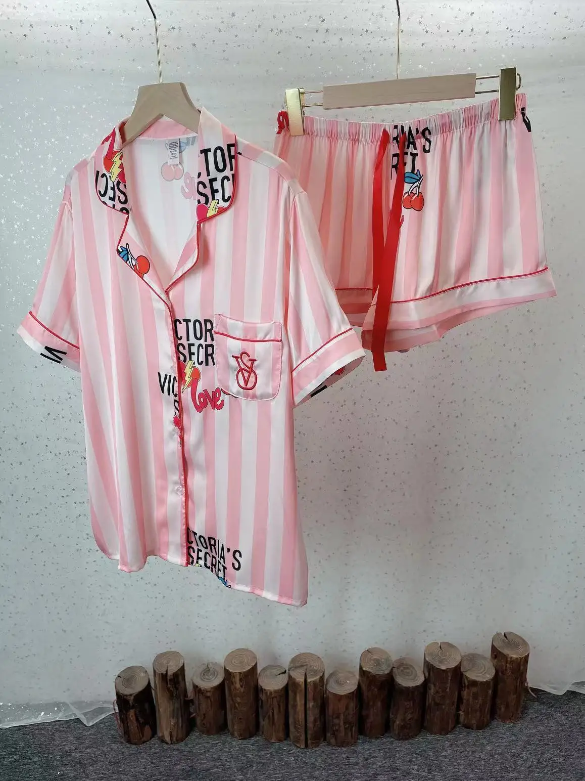 New Women's Pajamas Stripe Printed Short Sleeved Shorts Fashion Casual Long Sleeved Trousers Imitation Ice Silk Home Clothes
New Women's Pajamas Stripe Printed Short Sleeved Shorts Fashion Casual Long Sleeved Trousers Imitation Ice Silk Home Clothes