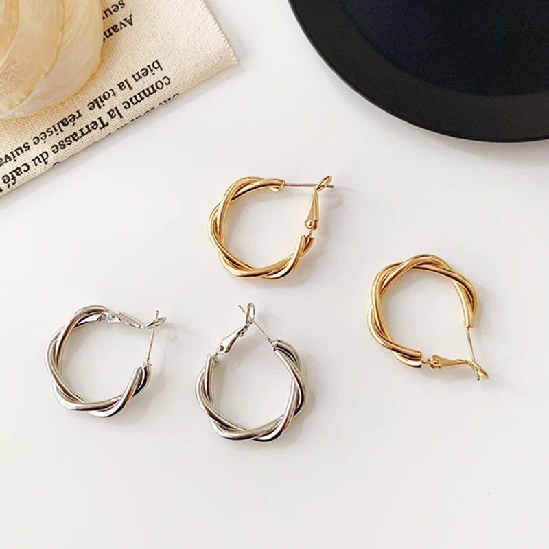 New Small Circle Earrings for Women Luxury High-quality Metal Creative Design Jewelry Temperament Excellent Wedding Party Hot
New Small Circle Earrings for Women Luxury High-quality Metal Creative Design Jewelry Temperament Excellent Wedding Party Hot