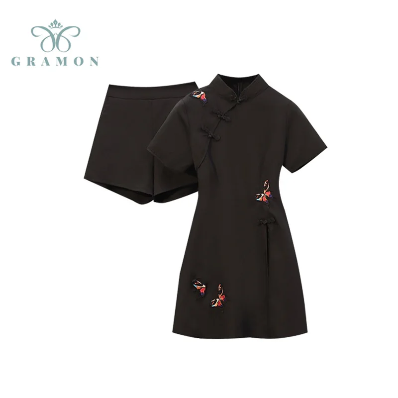 Женское платье-чосам с коротким рукавом и шорты, комплект из двух предметов в китайском стиле, лето размера плюс
Женское платье-чосам с коротким рукавом и шорты, комплект из двух предметов в китайском стиле, лето размера плюс