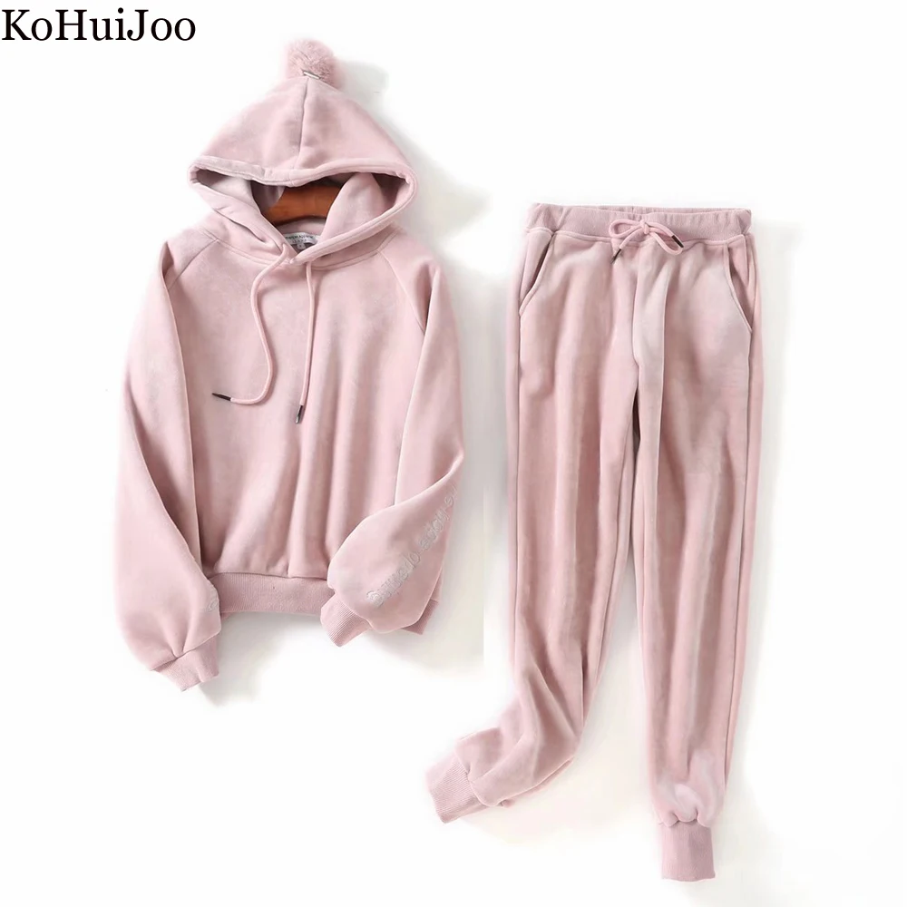Костюм KoHuiJoo Женский бархатный из двух предметов, толстый топ с капюшоном и надписью и штаны, спортивный костюм, Осень-зима
Костюм KoHuiJoo Женский бархатный из двух предметов, толстый топ с капюшоном и надписью и штаны, спортивный костюм, Осень-зима