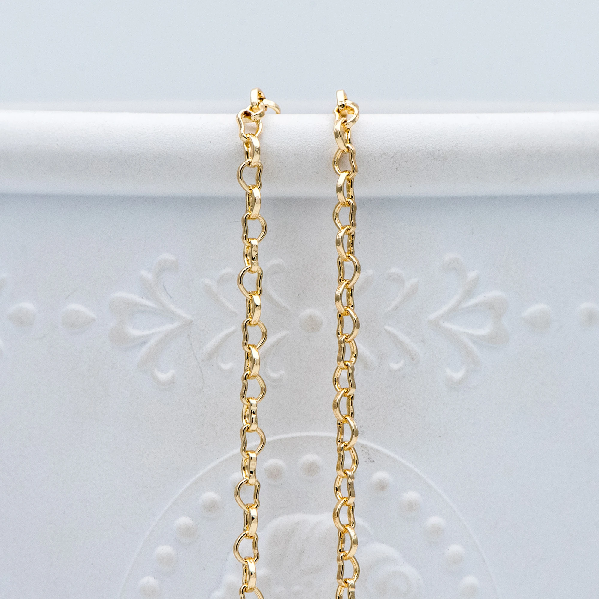 Gold plated Brass Heart Chains 2.2mm, DIY Necklace Chain Findings Wholesale (#LK-278)/ 1 Meter=3.3 ft
Gold plated Brass Heart Chains 2.2mm, DIY Necklace Chain Findings Wholesale (#LK-278)/ 1 Meter=3.3 ft
