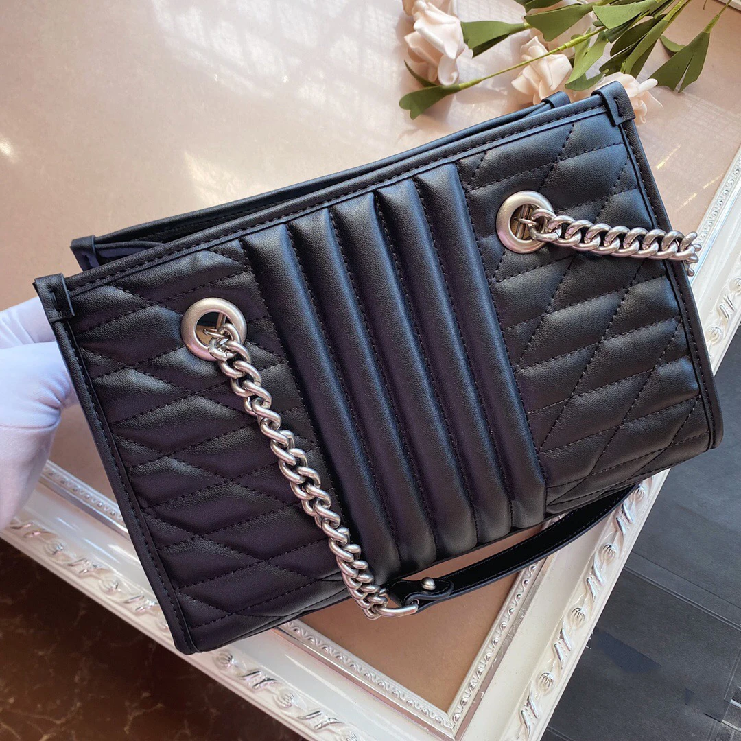 2021 new fashion designer one-shoulder chain bag black stripe Marmont bag GG big bag
2021 new fashion designer one-shoulder chain bag black stripe Marmont bag GG big bag