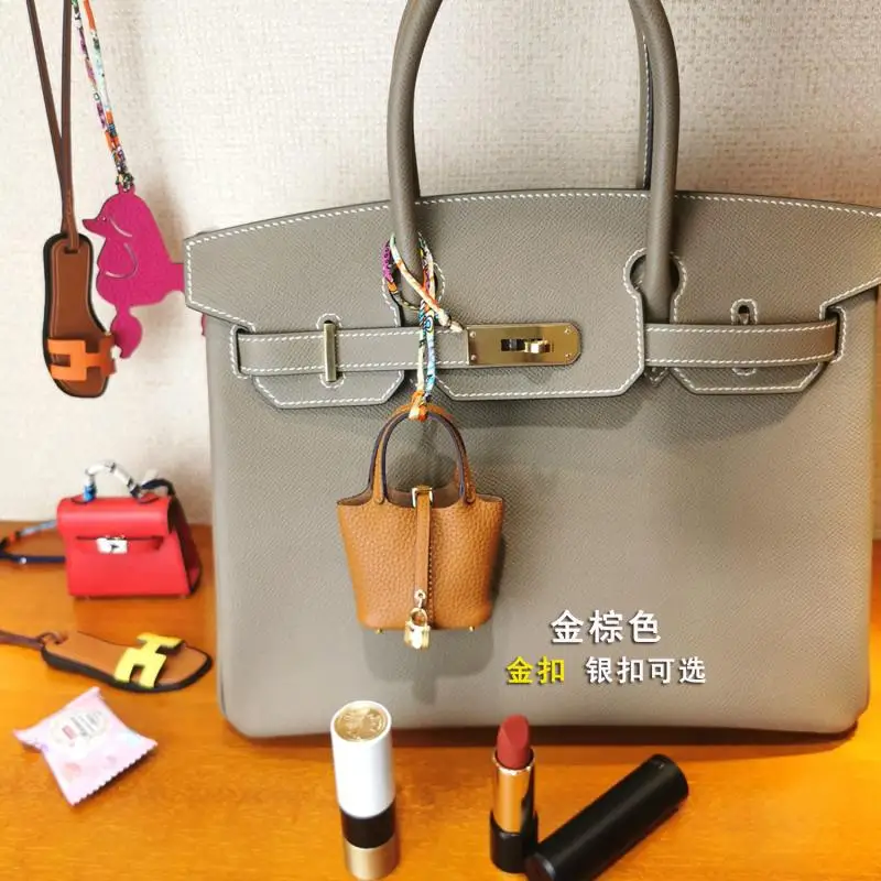 Mini Tiny Leather Tote Handbag Airpod Case Headphone Bag Luxury Desinger Keychain Charm Miniature Purse Pendant Doll Cute Outfit
Mini Tiny Leather Tote Handbag Airpod Case Headphone Bag Luxury Desinger Keychain Charm Miniature Purse Pendant Doll Cute Outfit