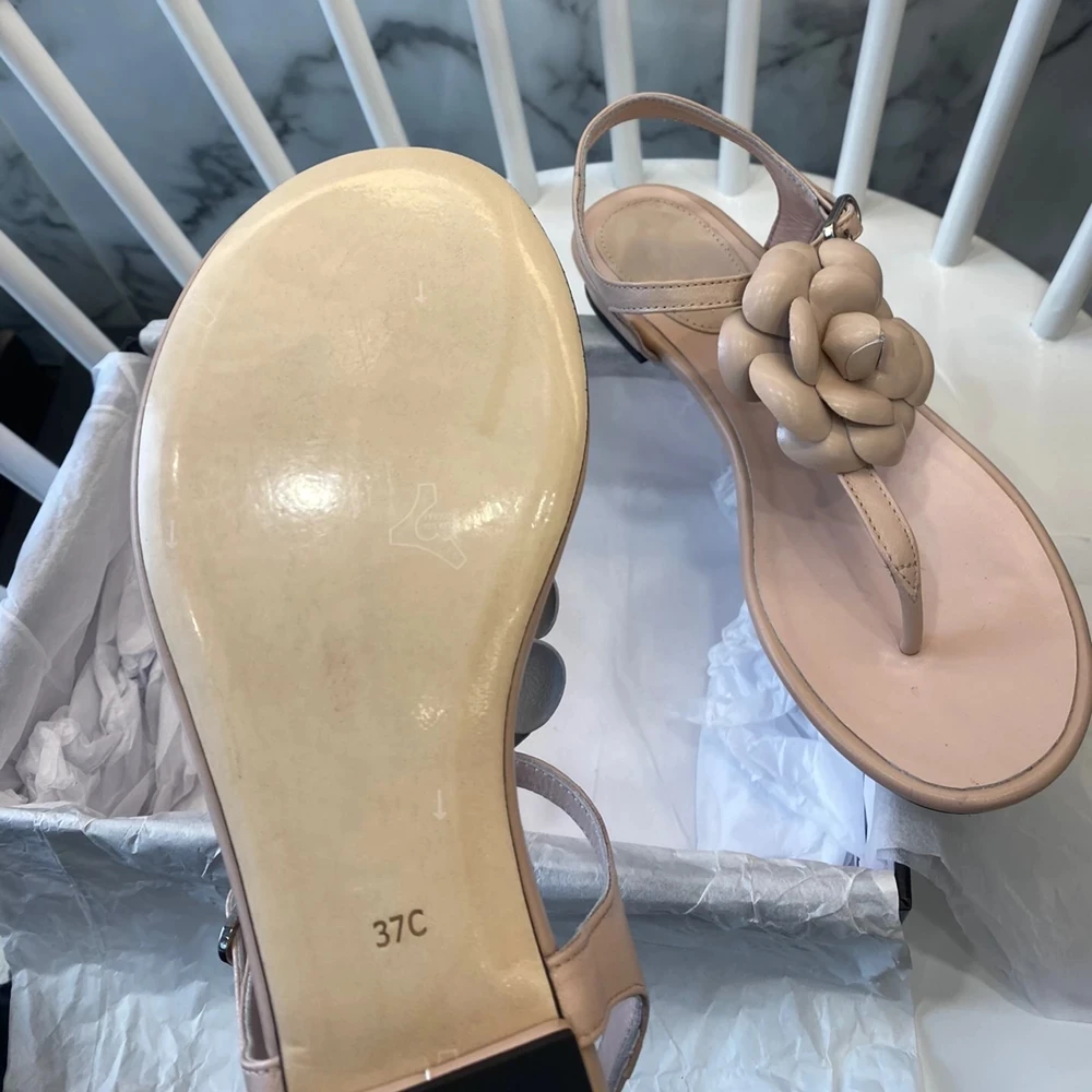 2021 new leather ladies sandals high-end fashion flower luxury brand designer ladies summer sandals 34-42 size
2021 new leather ladies sandals high-end fashion flower luxury brand designer ladies summer sandals 34-42 size