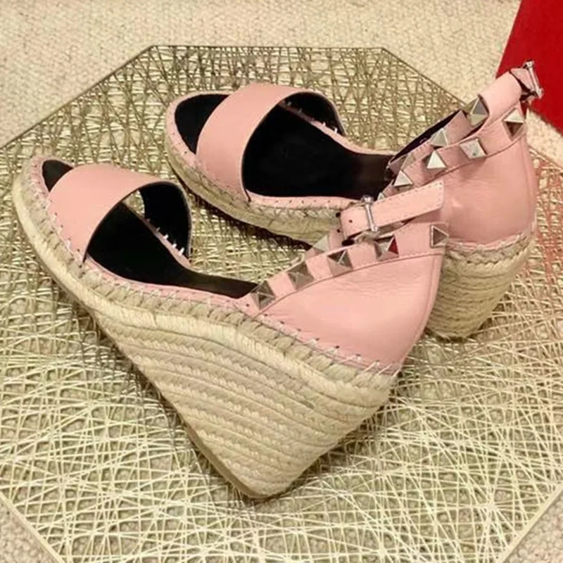 2021 New Fashion Womens Rockstuds Wedge Espadrille Sandal Summer Peep Toe High Platform Leather Slipper Shoes
2021 New Fashion Womens Rockstuds Wedge Espadrille Sandal Summer Peep Toe High Platform Leather Slipper Shoes