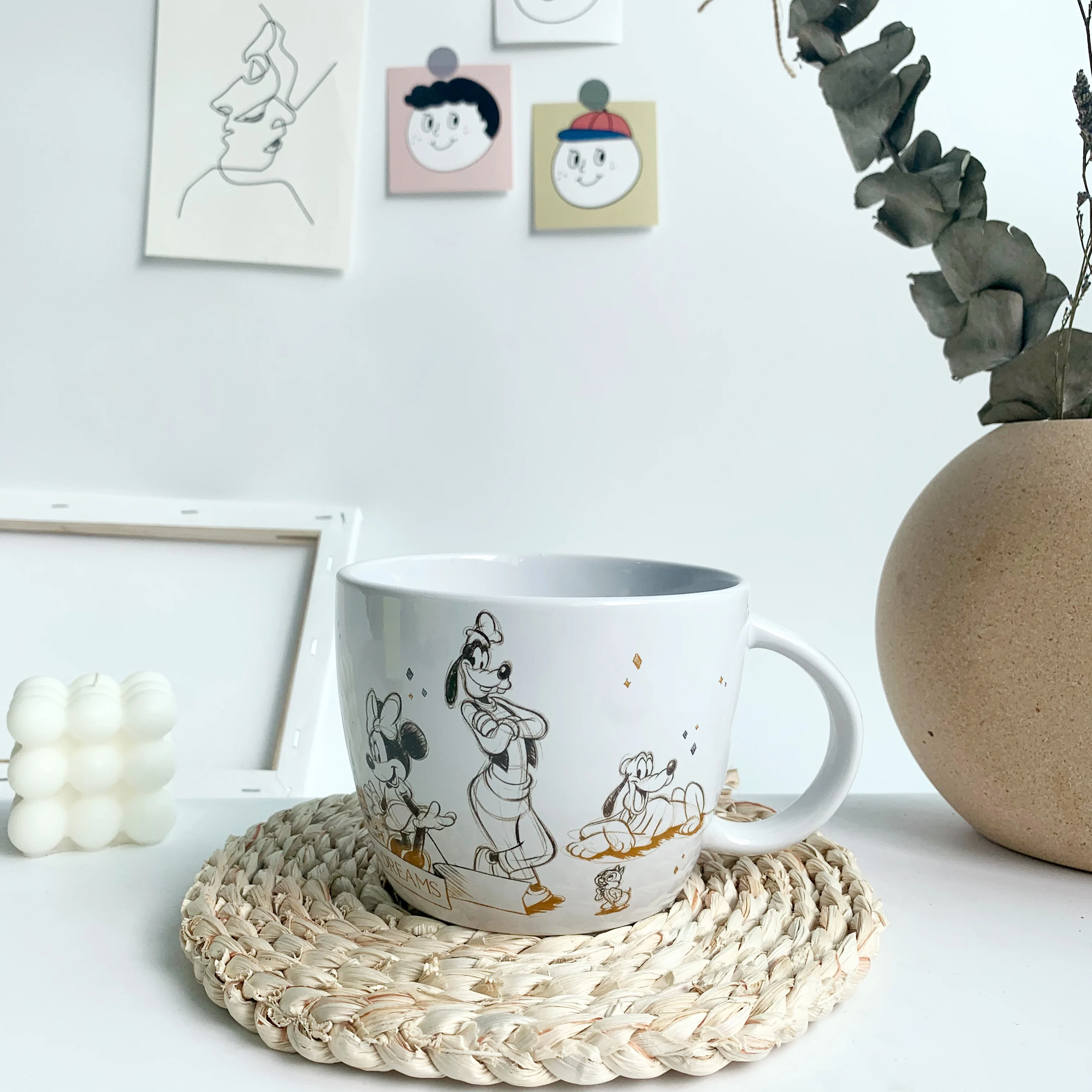 Mickey, Minnie, Goofy, Bruto, Daisy, Family Portrait, Ceramic Cup, Breakfast Cup, Marker Cup, Couple Milk Cup.
Mickey, Minnie, Goofy, Bruto, Daisy, Family Portrait, Ceramic Cup, Breakfast Cup, Marker Cup, Couple Milk Cup.