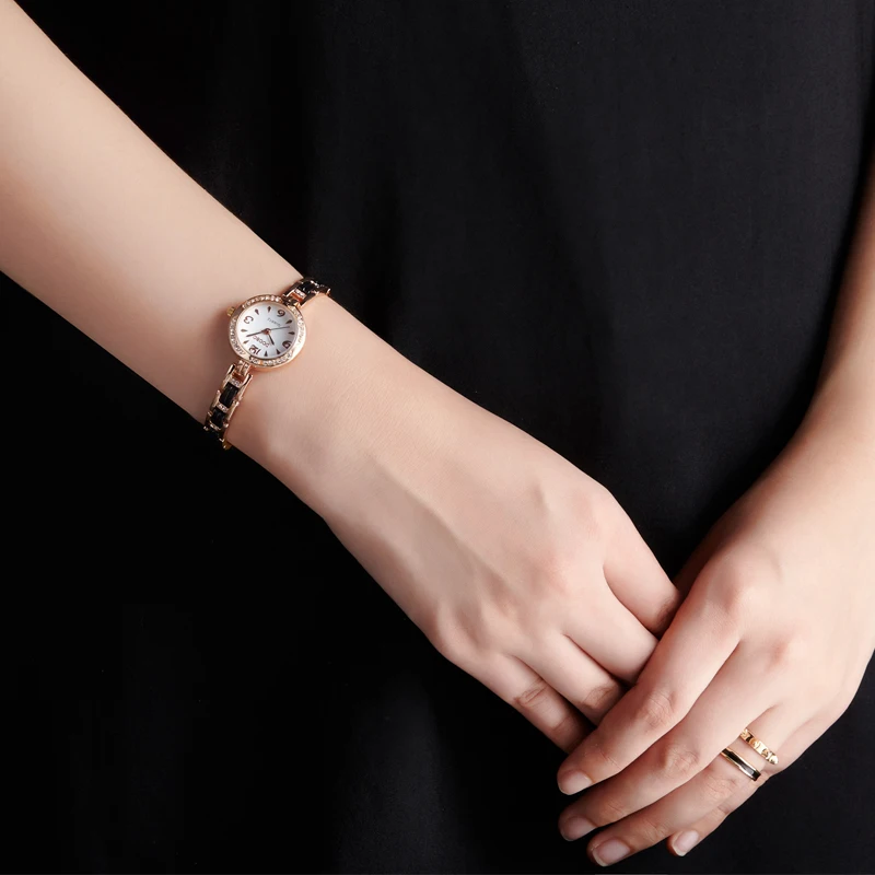 New Women Watch Rhinestone Fashion Jewelry Chain Bracelet Simple Small Quartz WristWatches Ladies Watch Female Watch 
New Women Watch Rhinestone Fashion Jewelry Chain Bracelet Simple Small Quartz WristWatches Ladies Watch Female Watch