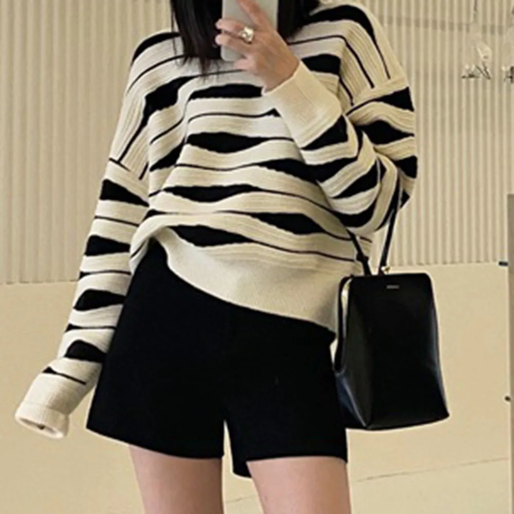 2021 Autumn Korean Women Fashion Sweater Long Sleeve Round Pullover OL Commuter Neck Stripe Patchwork Loose Warm Female Sweaters
2021 Autumn Korean Women Fashion Sweater Long Sleeve Round Pullover OL Commuter Neck Stripe Patchwork Loose Warm Female Sweaters