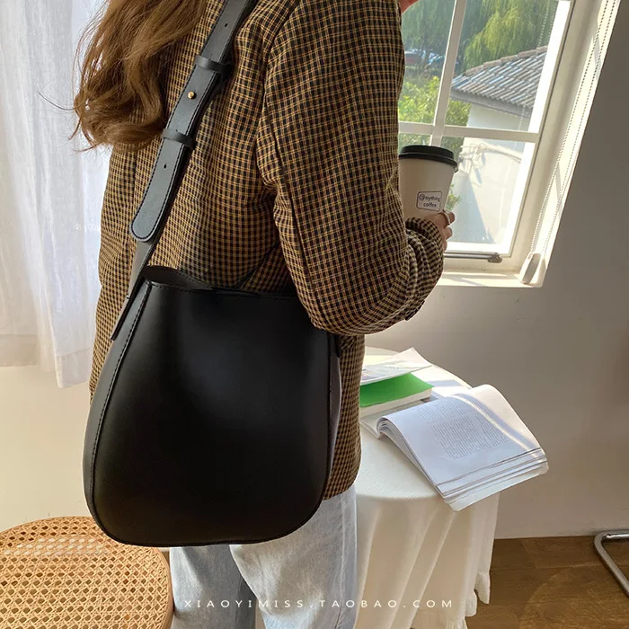 PU Leather Solid Color Shoulder Bags for Women 2021 Bucket Crossbody Bags Lady Purse Wide Strap Crossbody Bag Travel Big Handbag
PU Leather Solid Color Shoulder Bags for Women 2021 Bucket Crossbody Bags Lady Purse Wide Strap Crossbody Bag Travel Big Handbag