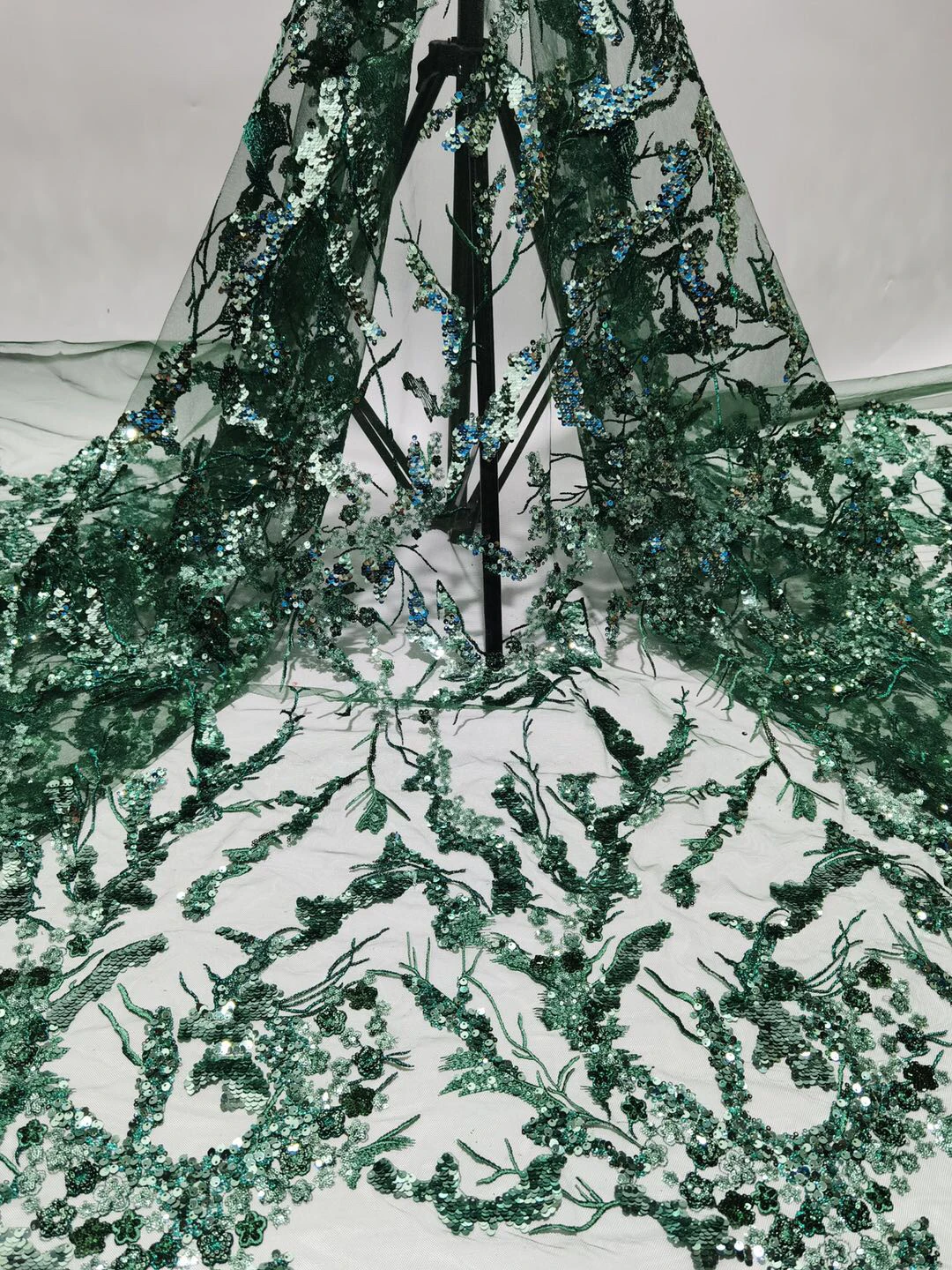Nigeria French sequin lace fabric embroidery African lace fabric 2020 high quality lace mesh lace fabric FJ3800
Nigeria French sequin lace fabric embroidery African lace fabric 2020 high quality lace mesh lace fabric FJ3800
