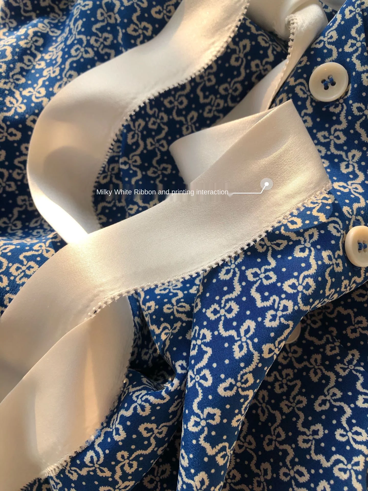 2021 spring and summer new style blouse silk blue and white porcelain lantern sleeve mini bow print
2021 spring and summer new style blouse silk blue and white porcelain lantern sleeve mini bow print