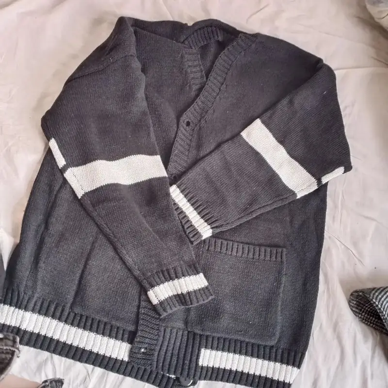 Men and Women Cardigan Casual Patchwork Sweater V-neck Single Breasted Pockets Loose Outwear Korean Style Simple All-match Goth
Men and Women Cardigan Casual Patchwork Sweater V-neck Single Breasted Pockets Loose Outwear Korean Style Simple All-match Goth