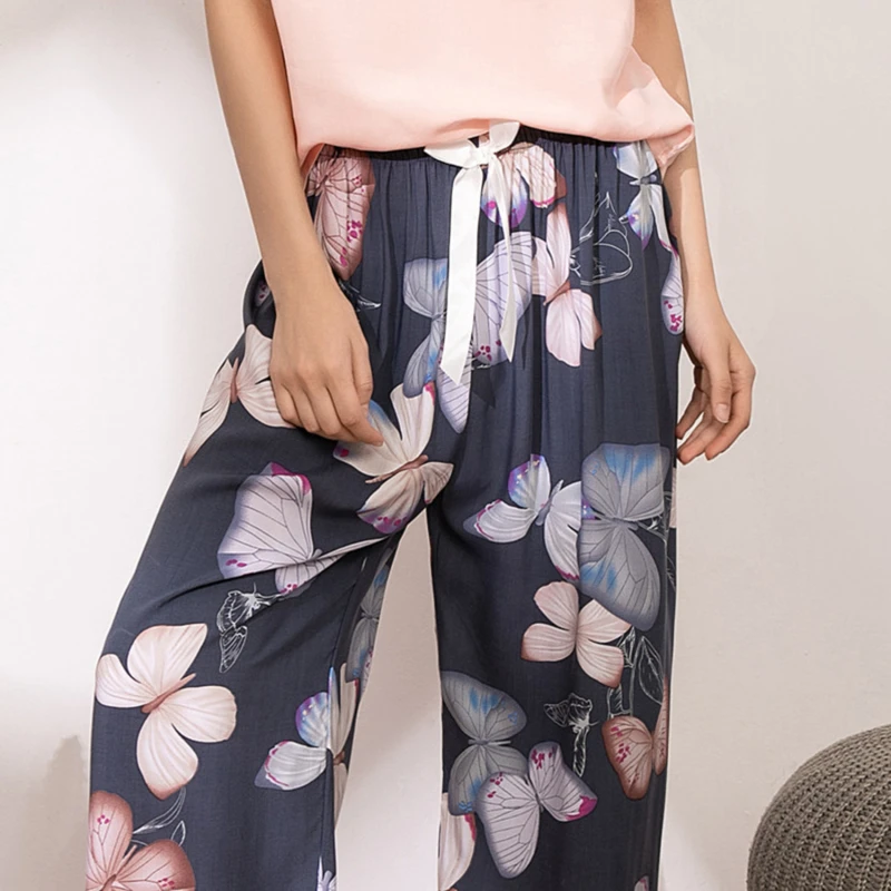 Summer New Women Pajamas Set V-Neck Leaves Printed Ladies Comfort Simple Style Sleepwear Loose Soft Casual Wear Homewear
Summer New Women Pajamas Set V-Neck Leaves Printed Ladies Comfort Simple Style Sleepwear Loose Soft Casual Wear Homewear