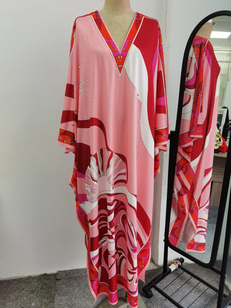 Autumn 2020 new women's dress large women's robe knitted silk V-neck Printed Dress
Autumn 2020 new women's dress large women's robe knitted silk V-neck Printed Dress