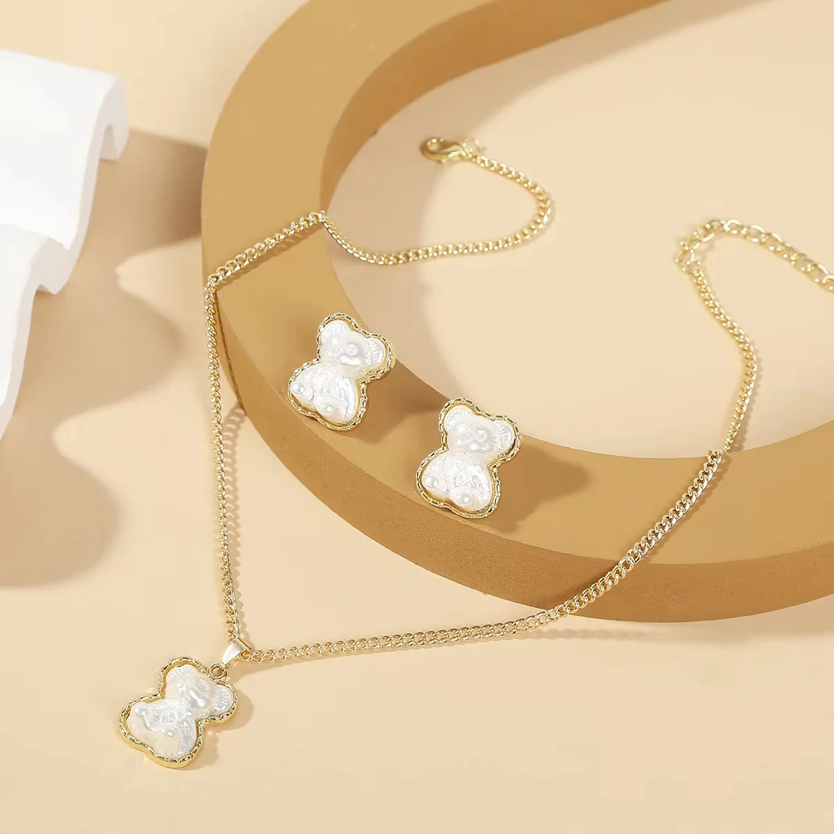 Korea bear necklace earrings set exquisite jewelry ladies imitation pearl alloy necklace
Korea bear necklace earrings set exquisite jewelry ladies imitation pearl alloy necklace