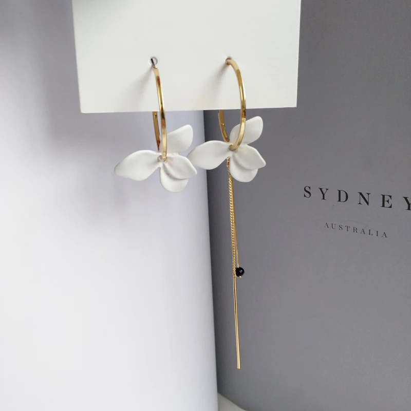 Korean S925 Silver Needle Women White Camellia Flower Drop Earrings Long Tassel Asymmetric Hoop Earrings Jewelry for Girls H355
Korean S925 Silver Needle Women White Camellia Flower Drop Earrings Long Tassel Asymmetric Hoop Earrings Jewelry for Girls H355