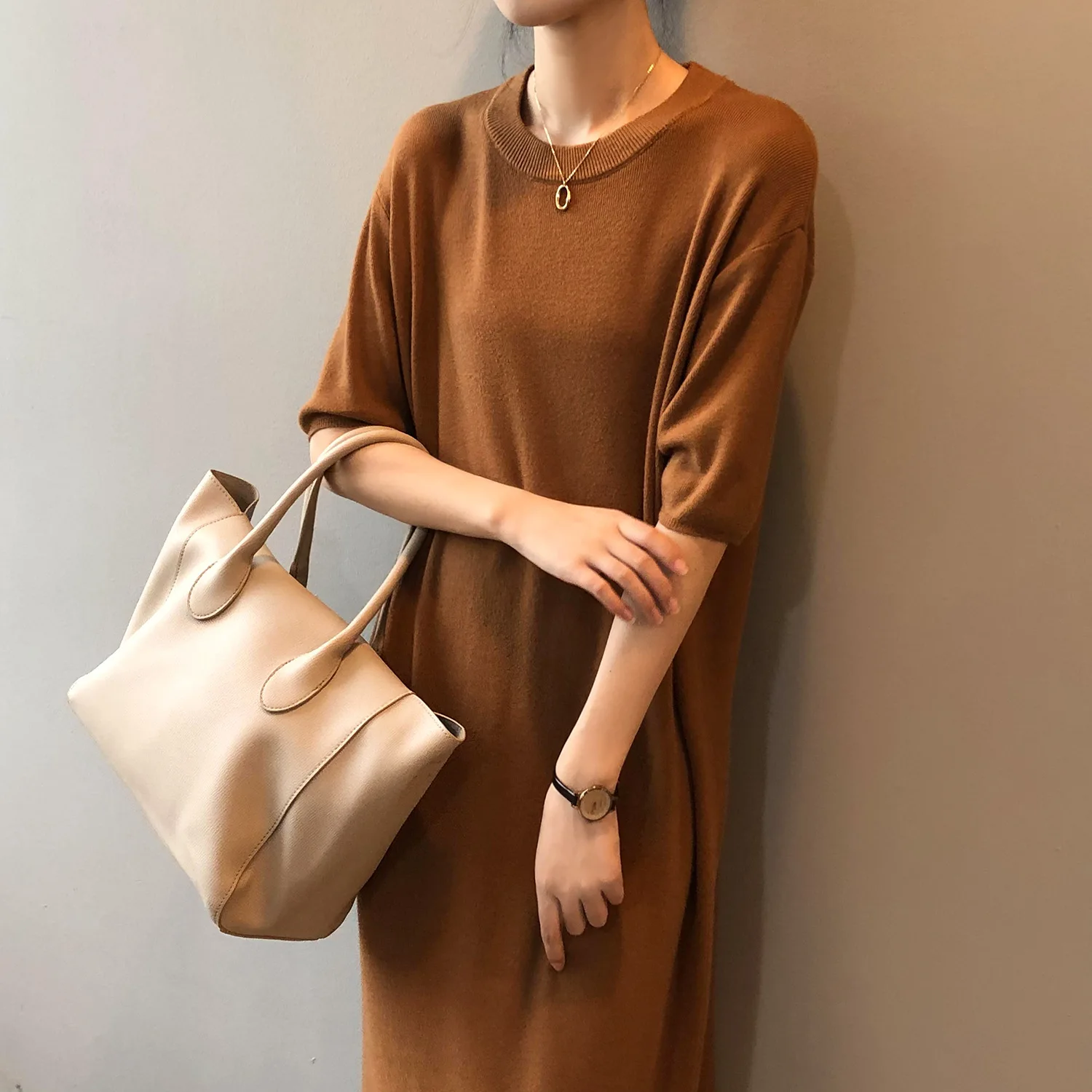 Knitted Dress Women's Autumn 2021 New Korean Round Neck Short-sleeved Straight Mid-length Sweater Dress
Knitted Dress Women's Autumn 2021 New Korean Round Neck Short-sleeved Straight Mid-length Sweater Dress