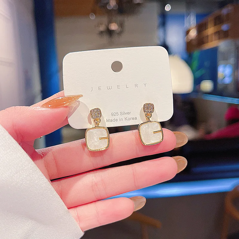 S925 Silvers Needle New Square Dangle Earring Feminine Exquisite Fashion Shell Geometric Earrings Women Jewelry Wholesale Korean 
S925 Silvers Needle New Square Dangle Earring Feminine Exquisite Fashion Shell Geometric Earrings Women Jewelry Wholesale Korean