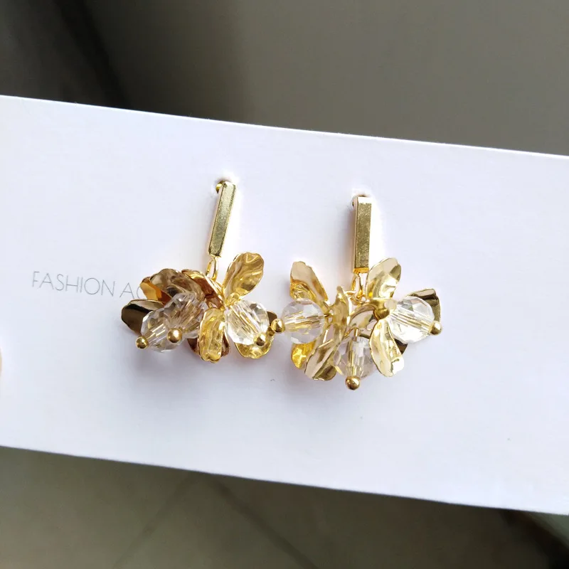Korean Temperament Earrings Metal Simple Flowers Shiny Bright Glass Beads Small Drop Earrings Women Jewelry New
Korean Temperament Earrings Metal Simple Flowers Shiny Bright Glass Beads Small Drop Earrings Women Jewelry New