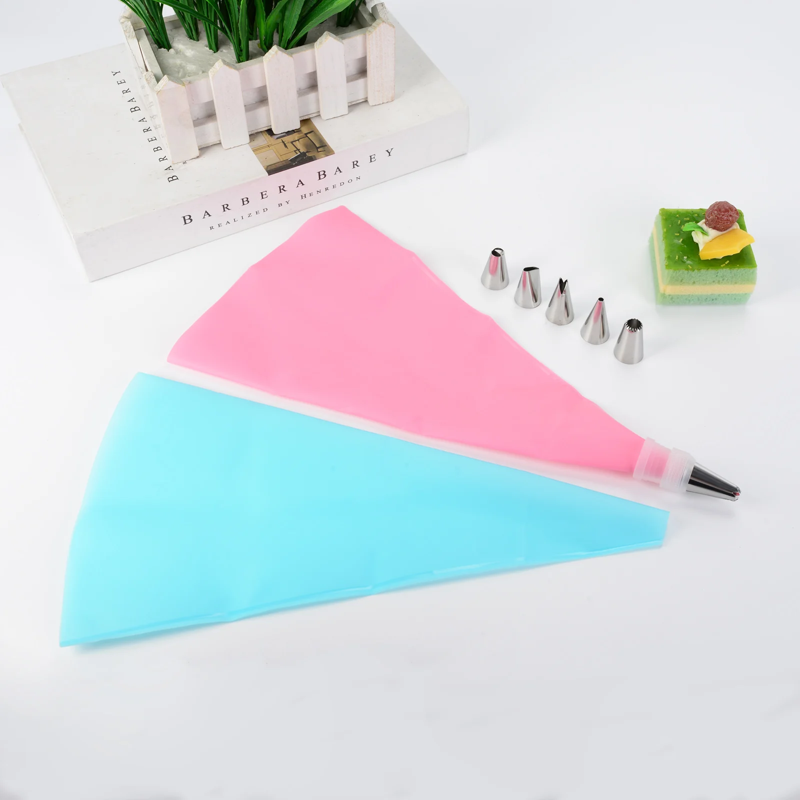 8/26pcs Silicone Pastry Bag Tips Stainless Steel Nozzle Set DIY Cake Decorating Tips Set Baking Icing Piping Cream Kitchen Tools
8/26pcs Silicone Pastry Bag Tips Stainless Steel Nozzle Set DIY Cake Decorating Tips Set Baking Icing Piping Cream Kitchen Tools