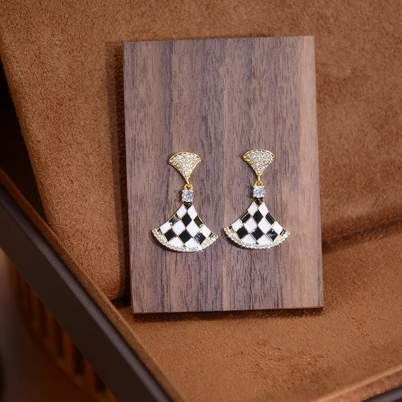 Elegant Fashion Drop Earrings Micro-inlaid Zircon Vintage Earring Temperament Atmosphere Women Accessories Minimalist Jewelry
Elegant Fashion Drop Earrings Micro-inlaid Zircon Vintage Earring Temperament Atmosphere Women Accessories Minimalist Jewelry