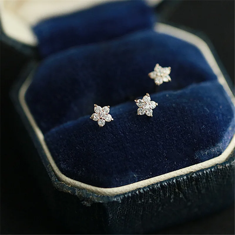 IHUES 925 Silver Plated 14K Gold Crystal Five-pointed Star Earrings Ladies Simple Fashion Wedding Jewelry Accessories
IHUES 925 Silver Plated 14K Gold Crystal Five-pointed Star Earrings Ladies Simple Fashion Wedding Jewelry Accessories