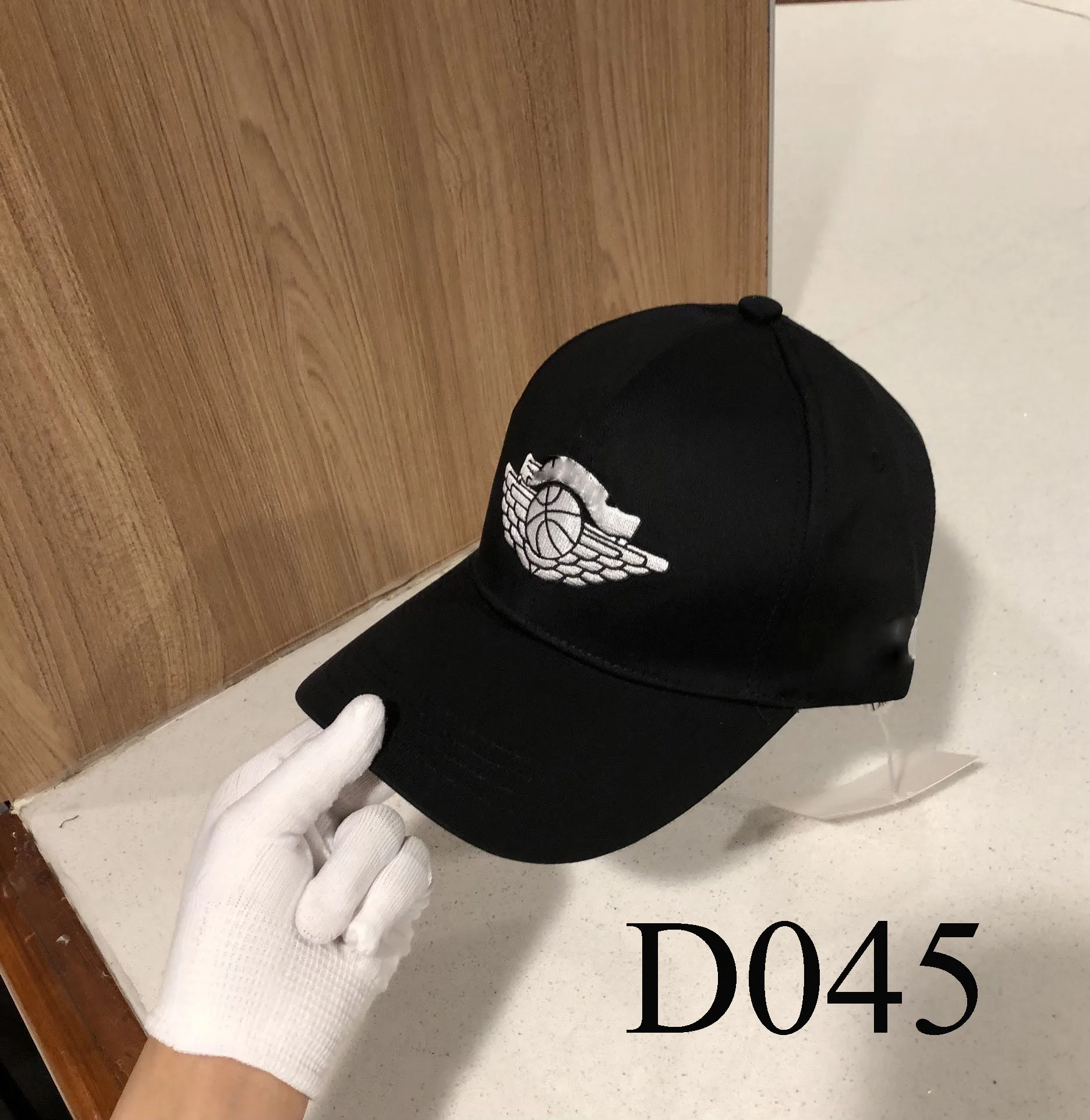 D045 Cow leather hat has a full retro flavor 1:1 customized canvas material pure cotton excellent quality adjustable basic head 
D045 Cow leather hat has a full retro flavor 1:1 customized canvas material pure cotton excellent quality adjustable basic head