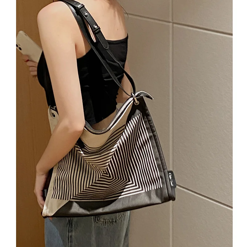 Classic All-match Geometric Printing Large Capacity Women's Fashion Tote Small One Shoulder Portable Armpit Bag
Classic All-match Geometric Printing Large Capacity Women's Fashion Tote Small One Shoulder Portable Armpit Bag