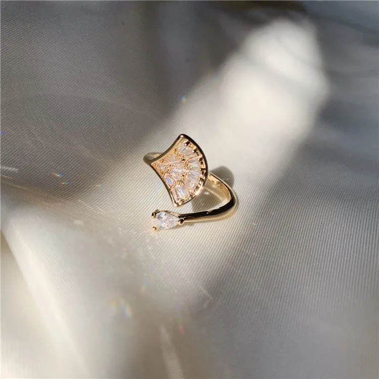 Gingko Leaf Zircon Real Gold Plated Rings for Women Ethnic Brass Fan Shape Wedding Bands Party Daily Engagement Luxury Jewelry
Gingko Leaf Zircon Real Gold Plated Rings for Women Ethnic Brass Fan Shape Wedding Bands Party Daily Engagement Luxury Jewelry