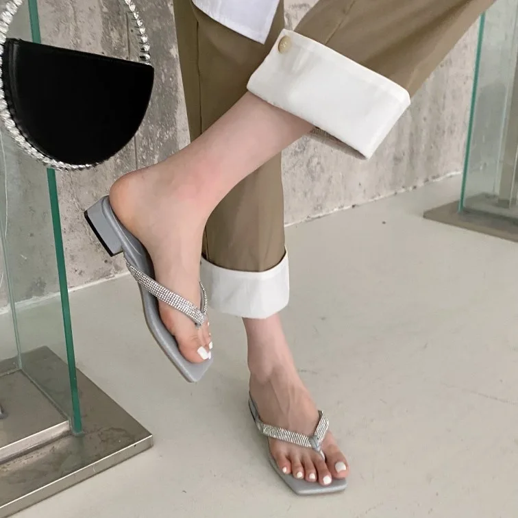 Slippers Women Summer Shoes Slides Pantofle Shale Female Beach Fashion Jelly Flip Flops Low Flip-Flops Square heel 2021 Sabot Lu
Slippers Women Summer Shoes Slides Pantofle Shale Female Beach Fashion Jelly Flip Flops Low Flip-Flops Square heel 2021 Sabot Lu