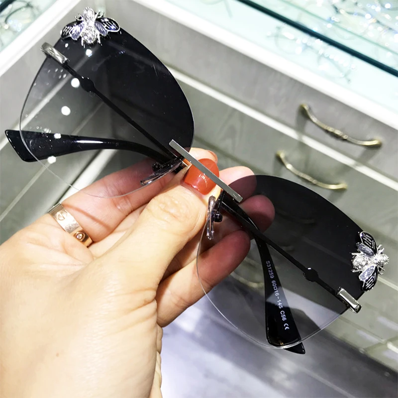 Luxury Cat Eye rimless sunglasses Women Brand Designer Gradient lens high quality female sunglasses fashion Vintage Black uv400
Luxury Cat Eye rimless sunglasses Women Brand Designer Gradient lens high quality female sunglasses fashion Vintage Black uv400