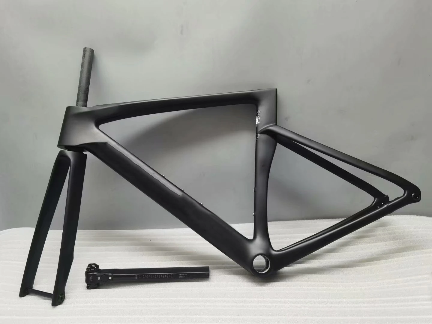 2021Venge high qualit disc SL7 F F14 Carbon Frame Road Bike Clean Routing Threaded BSA With Integrated Stem 700C Carbon Frameset
2021Venge high qualit disc SL7 F F14 Carbon Frame Road Bike Clean Routing Threaded BSA With Integrated Stem 700C Carbon Frameset