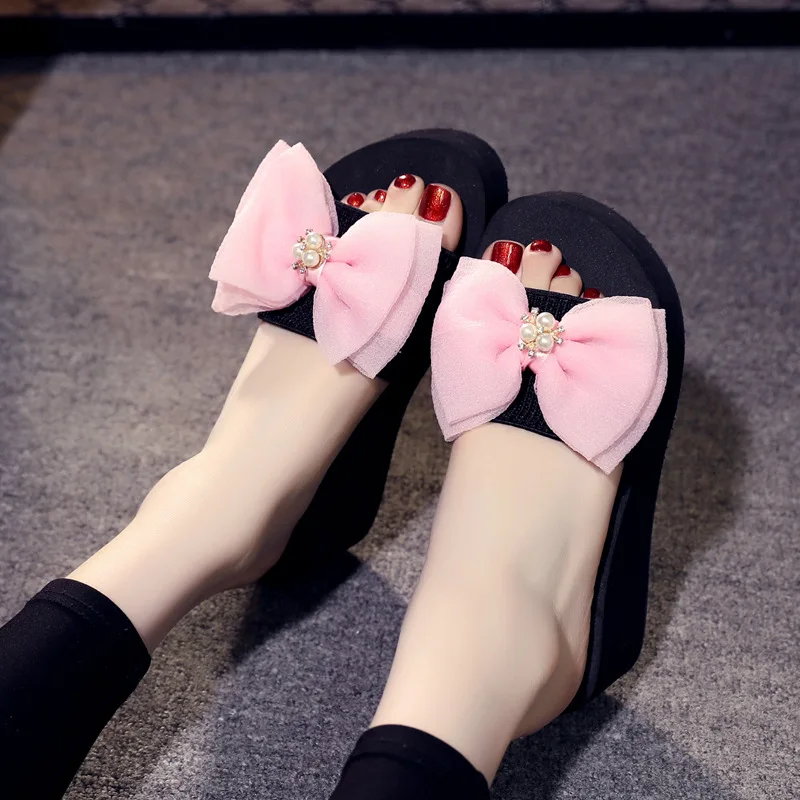 Fashion Fresh Bow Slippers Female High-Heeled Shoes Non-Slip Thick-Soled Comfortable Casual Student Slope Heel Beach Shoes
Fashion Fresh Bow Slippers Female High-Heeled Shoes Non-Slip Thick-Soled Comfortable Casual Student Slope Heel Beach Shoes