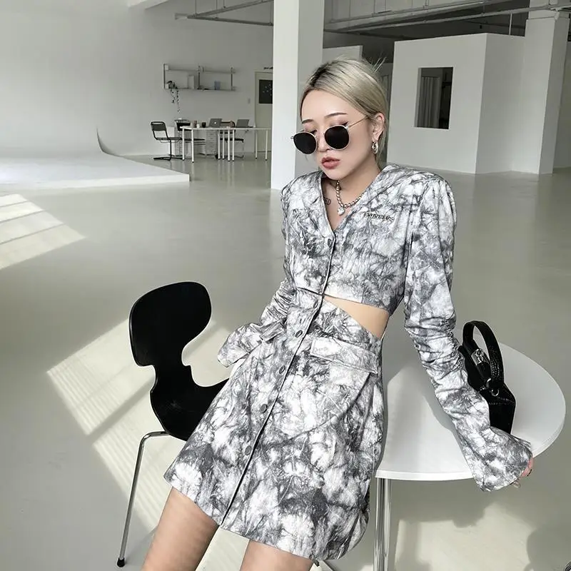 2021 Autumn New Korean Version of V-neck Tie-dye Printing Dress with Hollow Waist Long Sleeve Dress
2021 Autumn New Korean Version of V-neck Tie-dye Printing Dress with Hollow Waist Long Sleeve Dress