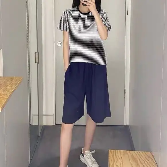 2021 summer new minimalist Korean version of black and white striped loose round neck bottoming women's short sleeve shirt
2021 summer new minimalist Korean version of black and white striped loose round neck bottoming women's short sleeve shirt