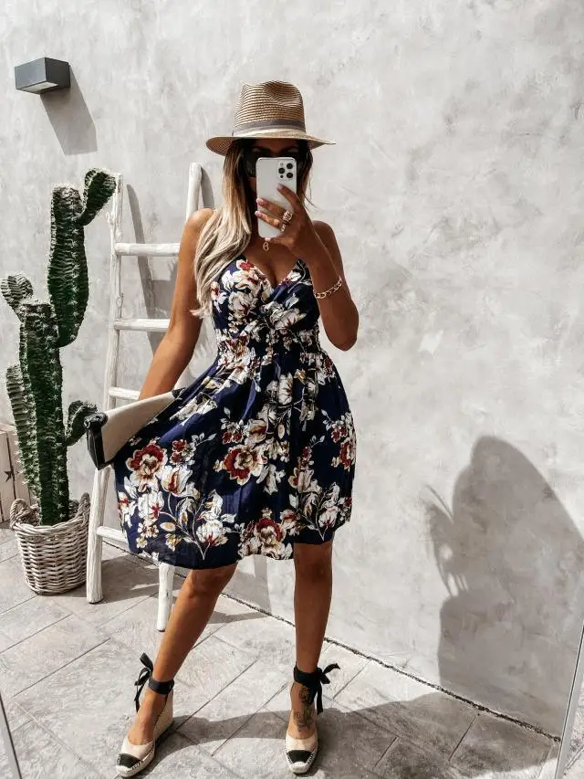 2021 Women Sexy Deep V Neck Sling Party Dress Summer Retro Floral Print Backless Elastic Waist Mini Dresses Office Ladies Dress
2021 Women Sexy Deep V Neck Sling Party Dress Summer Retro Floral Print Backless Elastic Waist Mini Dresses Office Ladies Dress